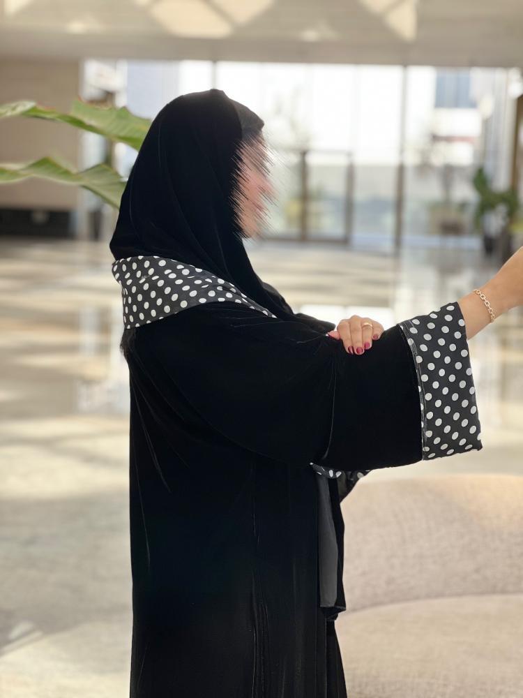 عباية مخمل سوداء بتفاصيل شيفون منقط بالأبيض مع طرحة