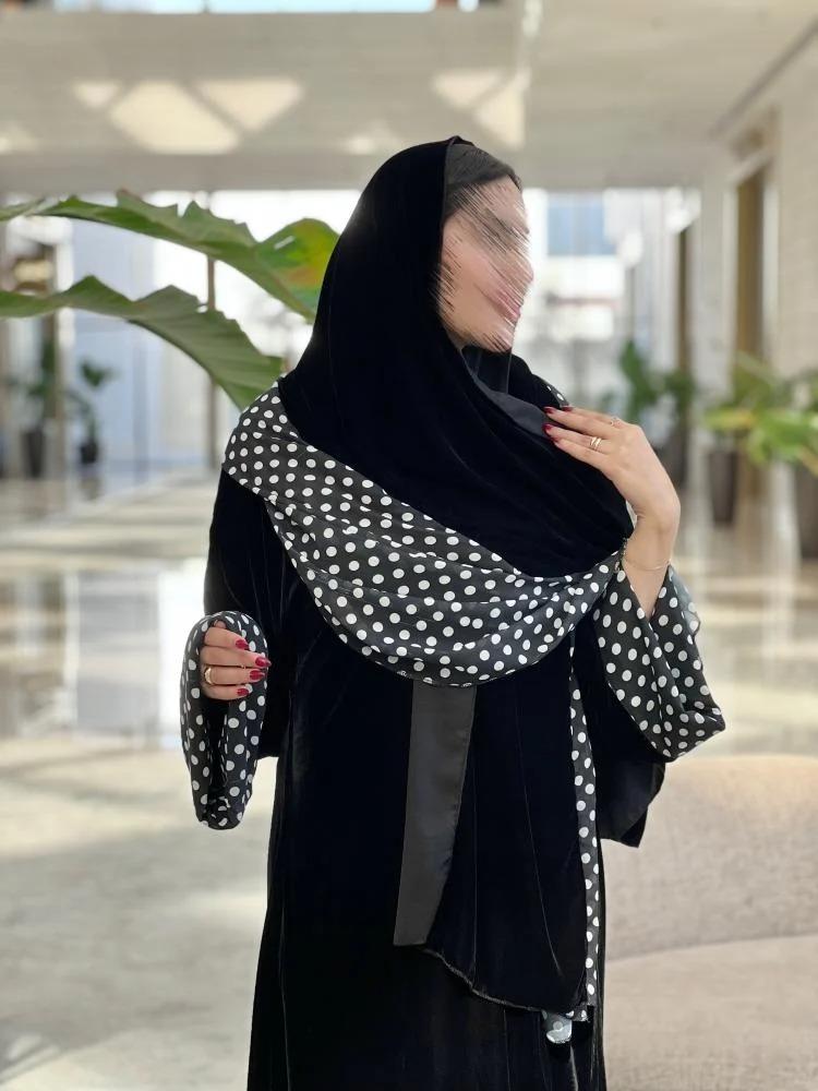 عباية مخمل سوداء بتفاصيل شيفون منقط بالأبيض مع طرحة