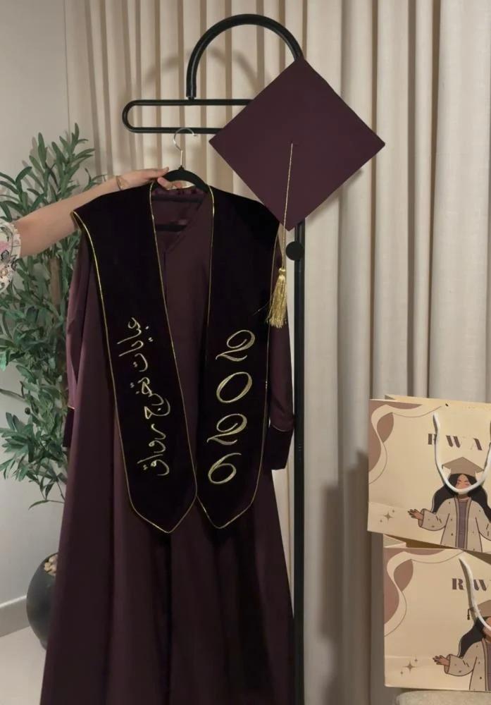 عباية تخرج ليلكي مع وشاح وقبعة