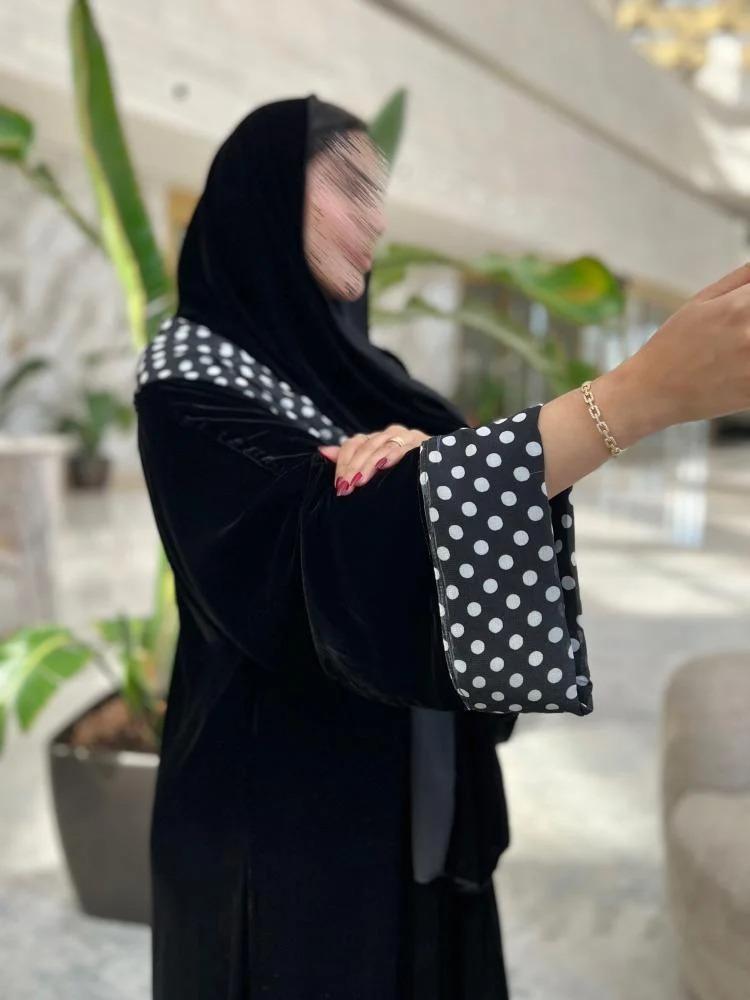 عباية مخمل سوداء بتفاصيل شيفون منقط بالأبيض مع طرحة